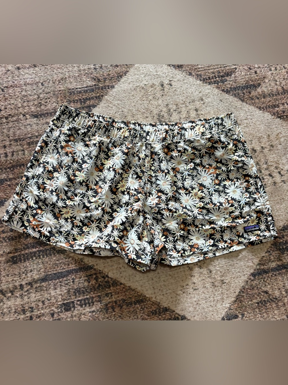 Patagonia Barely Baggies Shorts Women’s XL Floral Daisy Print